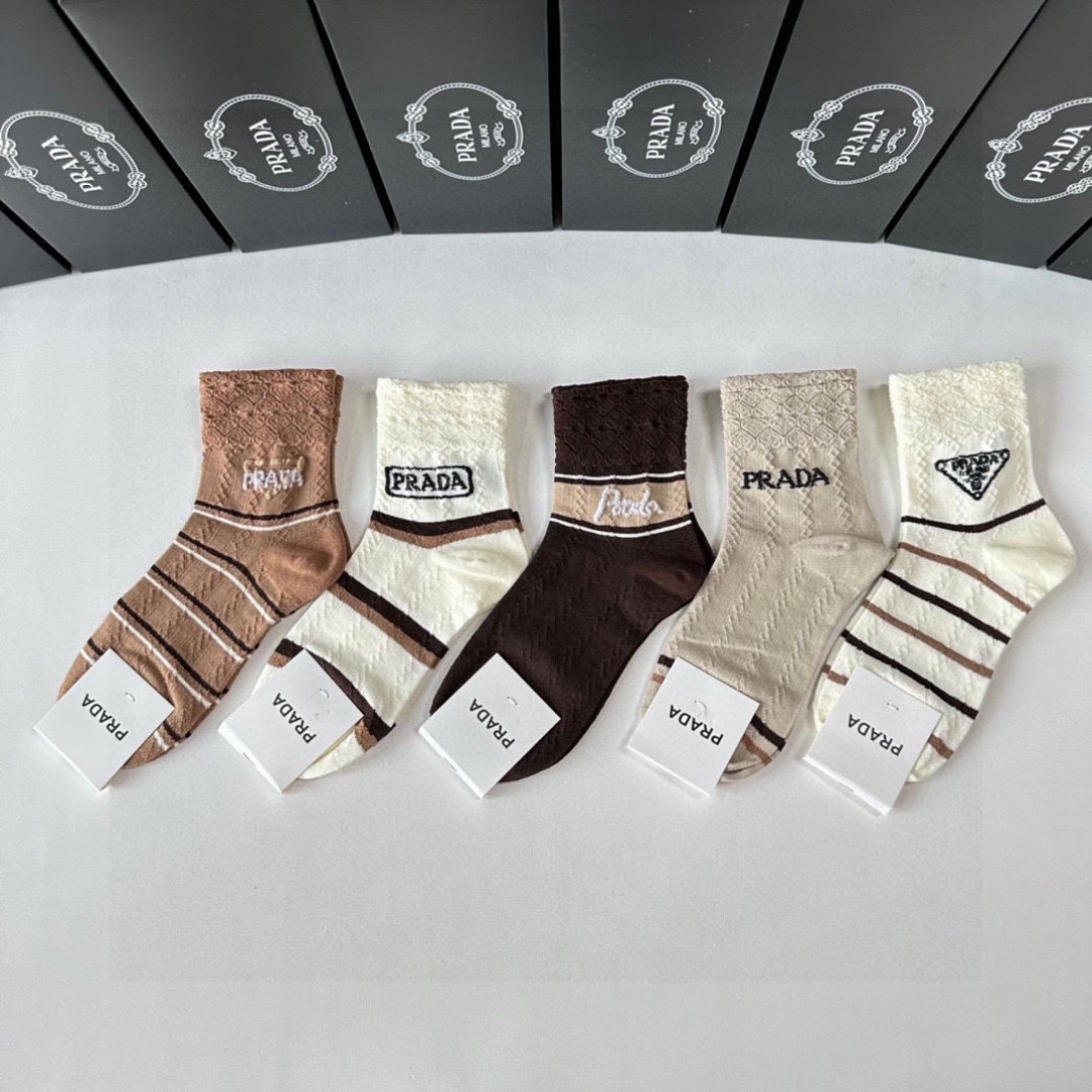 NO:850326,Specially equipped with counter packaging PRADA's new mid-length socks!  Five pairs in a box, synchronized tube socks at the counter, big brands going out on the street, must-have socks for fashionistas, stockings, socks, prada, prada, socks19860909特 配专柜包装 PRADA（普拉达）新款中长款堆堆袜袜子！一盒五双,专柜同步筒袜袜子,大牌出街,潮人必备超好搭袜子,丝袜,袜子,prada,prada,socks,accessory