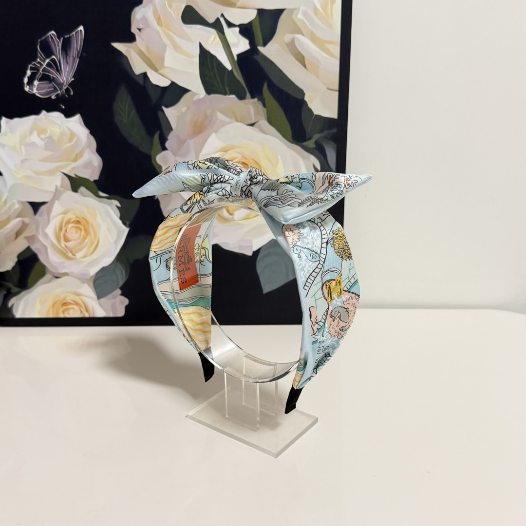 NO:852712,Special (single) with counter packaging. The latest hairbands from Hermes. Elegant girls are worth buying. Very easy to match. Temperament and taste. Hairpins, hairpins, hermes, hermes, hairpins19860909特（单个）配专柜包装 Hermes（爱马仕）最新发箍 优雅的girl值得入手 非常好搭配 气质有品位发夹,发夹,hermes,hermes,hairpins,accessory
