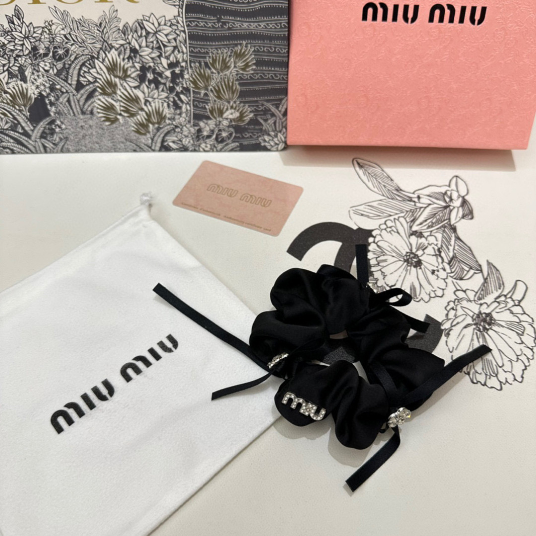 NO:852722,Special (single) with complete packaging MiuMiu (Miu Miu) popular silk hardware hair hoop, shipped from the counter. It looks very high-end at first glance. It is super versatile. You must keep your own hairpins, hairpins, miumiu, real silk, hairpins.19860909特（单个）配全套包装 MiuMiu（缪缪）爆款真丝五金发圈,专柜款出货 一看就特别高档 超级百搭 必须自留发夹,发夹,miumiu,real silk,hairpins,accessory