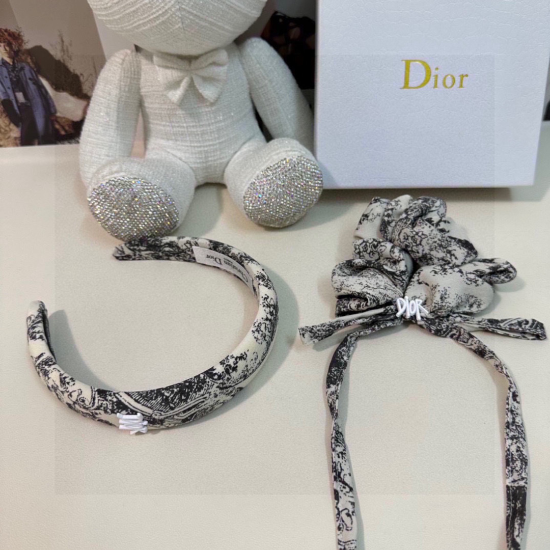 NO:852720,Special (two-piece set) with counter packaging. DIOR's latest hot style is here. Two-piece set of headbands and hairbands. Elegant girls are worth buying. Very easy to match. Temperament and taste. It is recommended to wear two together. Magical fairy hairpins, hairpins, dior, dior, hairpins19860909特（两件套）配专柜包装 DIOR（迪奥）最新爆款来啦两件套发箍发圈 优雅的girl值得入手 非常好搭配 气质有品位 建议两个一齐佩戴 神奇的仙发夹,发夹,dior,dior,hairpins,accessory