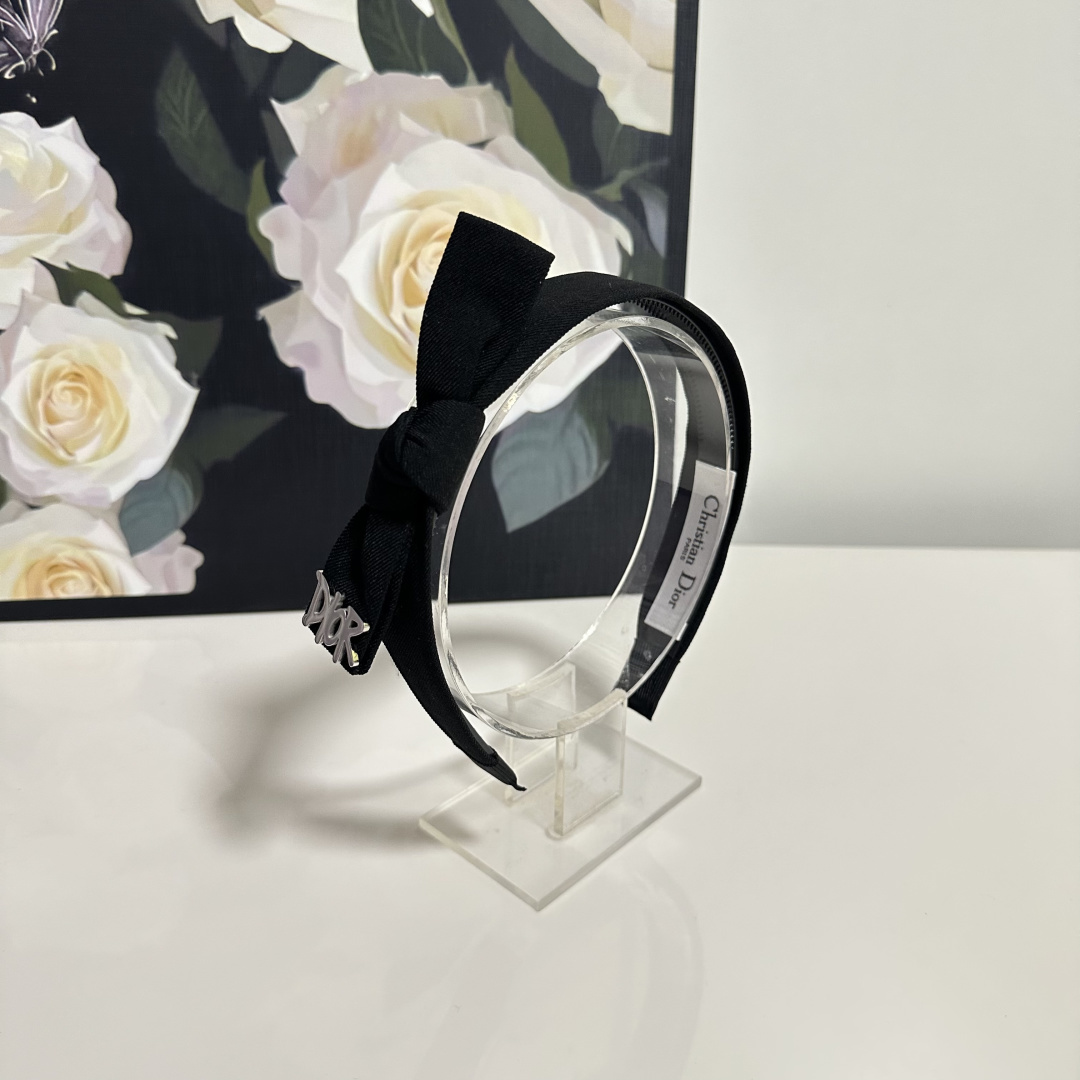 NO:852727,Specially equipped with counter packaging, DIOR's latest hairbands. Little fairies can get it now. Special materials. No hair. Can be salty or sweet ~ hairpins, hairpins, dior, dior, hairpins19860909特 配专柜包装 DIOR（迪奥）最新发箍 小仙女快入手 特殊材质 不嘞头 可盐可甜～发夹,发夹,dior,dior,hairpins,accessory