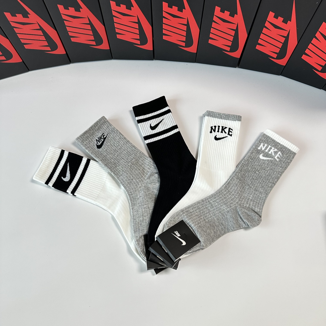 💛配包装NIKE（耐克）新款中长款堆堆袜袜子！一盒五双， 专柜同步筒款袜子，💛大牌出街，潮人必备。超好搭