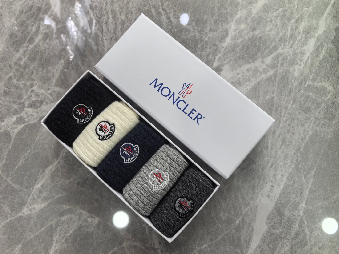 💛配专柜包装MONCLER（蒙口）最新羊绒刺绣款中长款堆堆袜袜子！一盒五双，专柜同步筒袜袜子，💛大牌出街