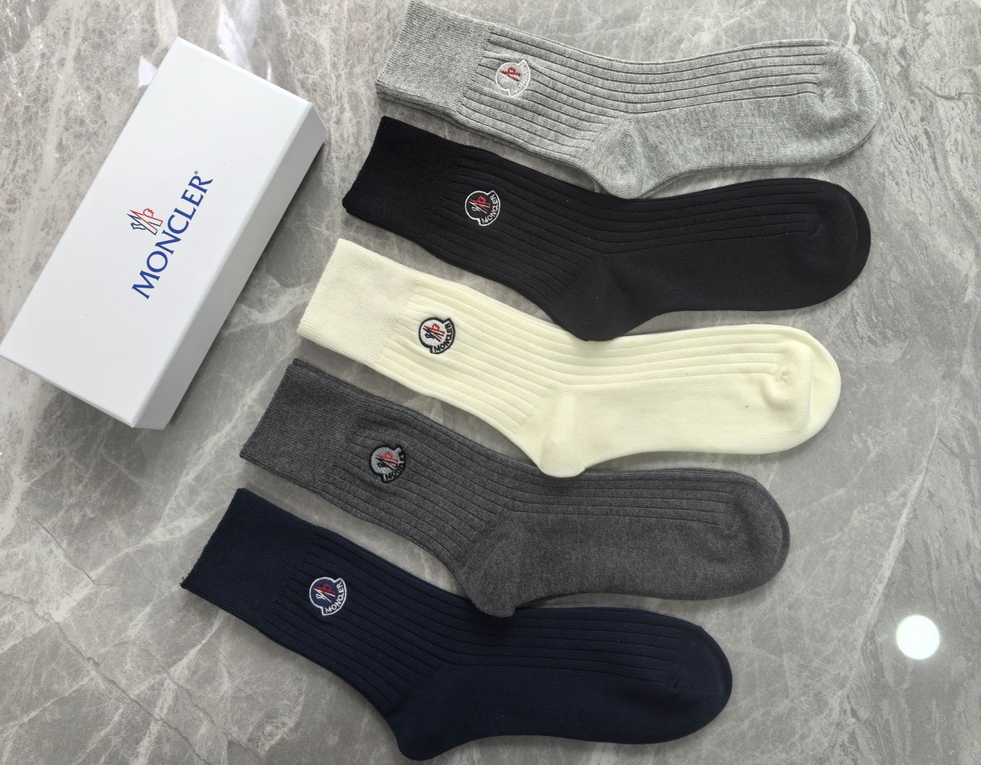 💛配专柜包装MONCLER（蒙口）最新羊绒刺绣款中长款堆堆袜袜子！一盒五双，专柜同步筒袜袜子，💛大牌出街
