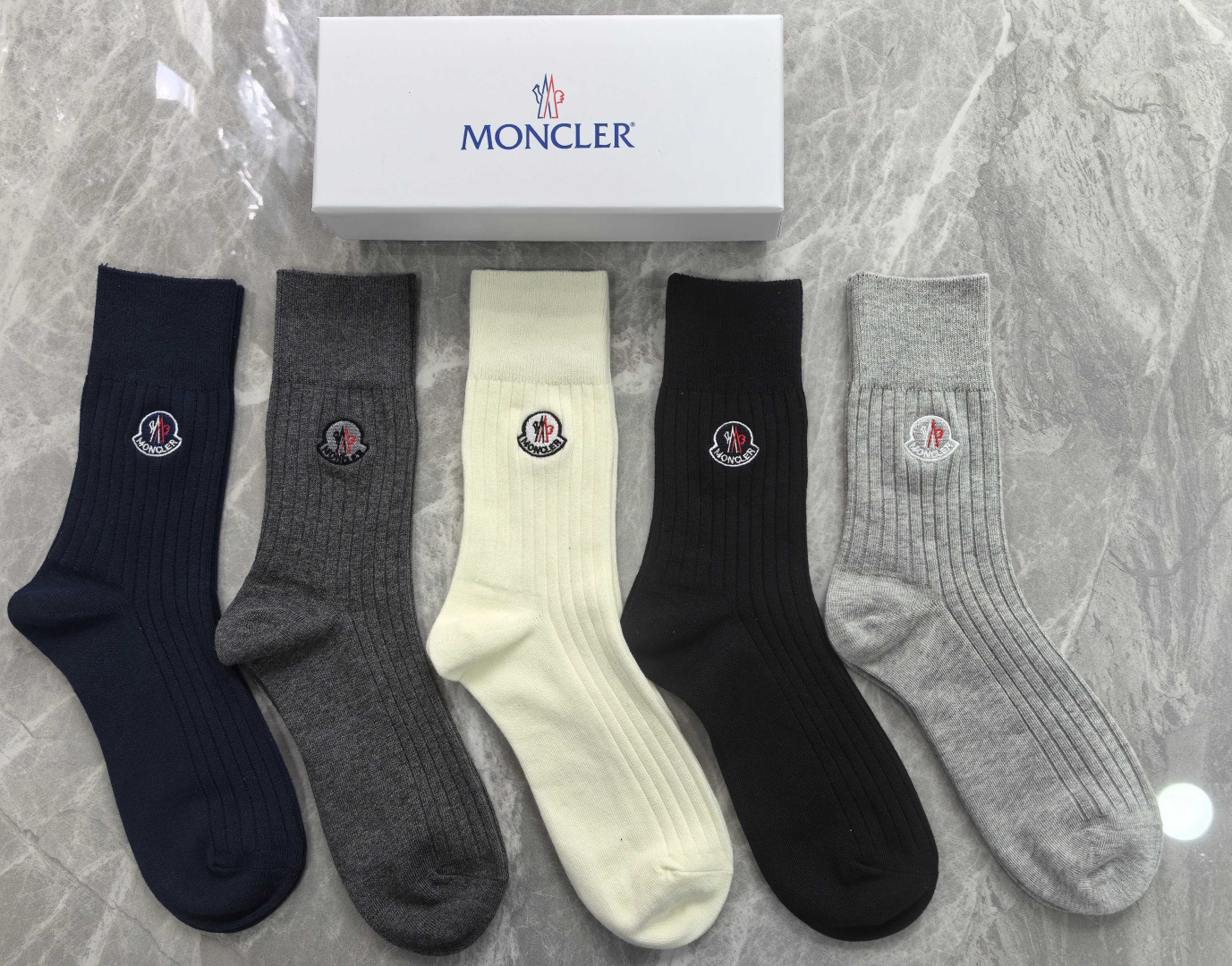 💛配专柜包装MONCLER（蒙口）最新羊绒刺绣款中长款堆堆袜袜子！一盒五双，专柜同步筒袜袜子，💛大牌出街