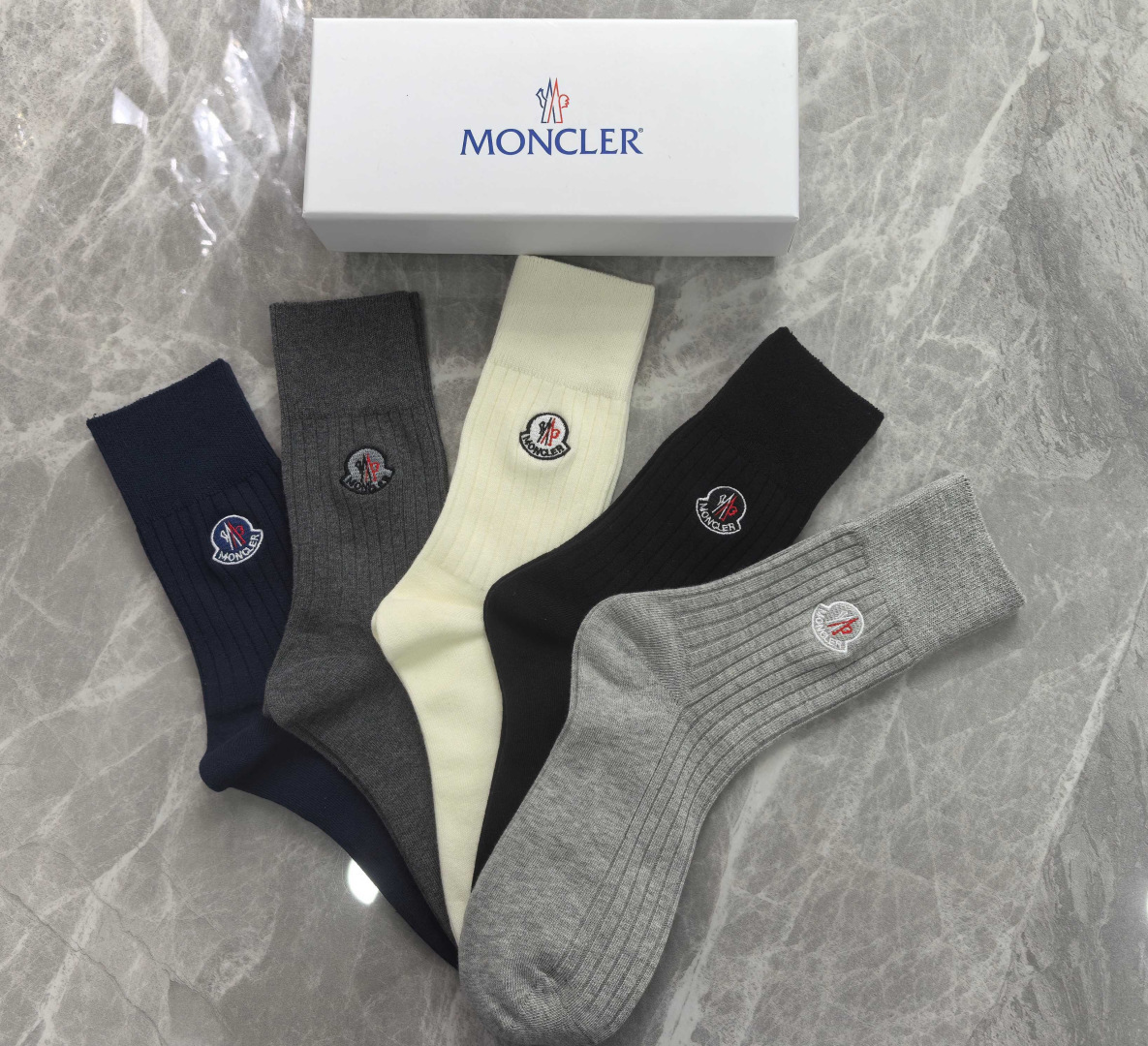 💛配专柜包装MONCLER（蒙口）最新羊绒刺绣款中长款堆堆袜袜子！一盒五双，专柜同步筒袜袜子，💛大牌出街
