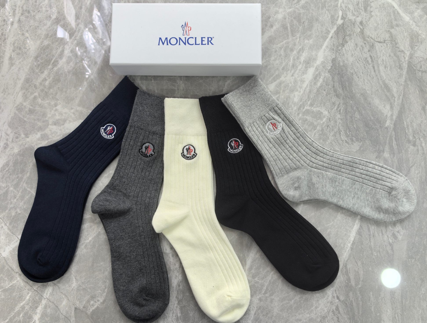 💛配专柜包装MONCLER（蒙口）最新羊绒刺绣款中长款堆堆袜袜子！一盒五双，专柜同步筒袜袜子，💛大牌出街