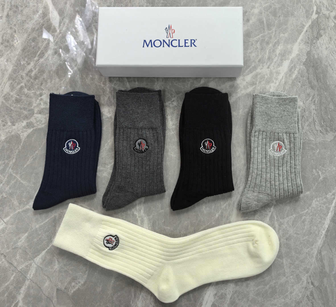 💛配专柜包装MONCLER（蒙口）最新羊绒刺绣款中长款堆堆袜袜子！一盒五双，专柜同步筒袜袜子，💛大牌出街