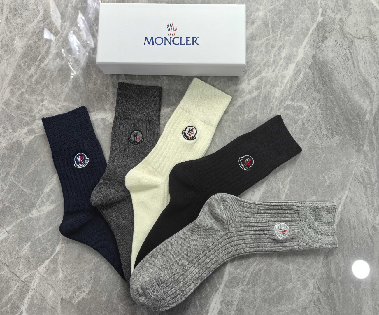 💛配专柜包装MONCLER（蒙口）最新羊绒刺绣款中长款堆堆袜袜子！一盒五双，专柜同步筒袜袜子，💛大牌出街
