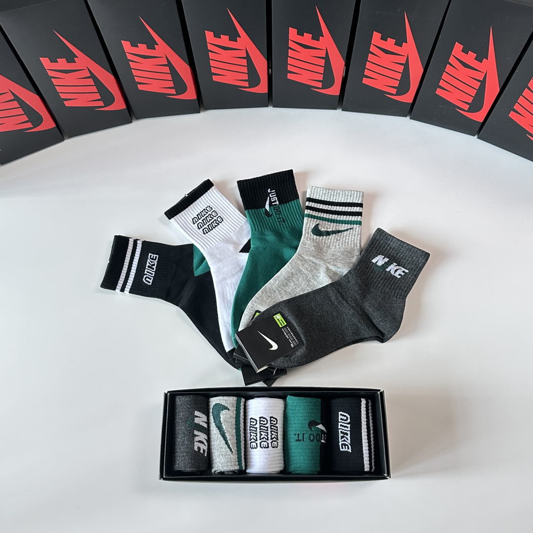 💛配专柜包装NIKE（耐克）新款中长款堆堆袜袜子！一盒五双，专柜同步筒袜袜子，大牌出街，潮人必备。超好搭