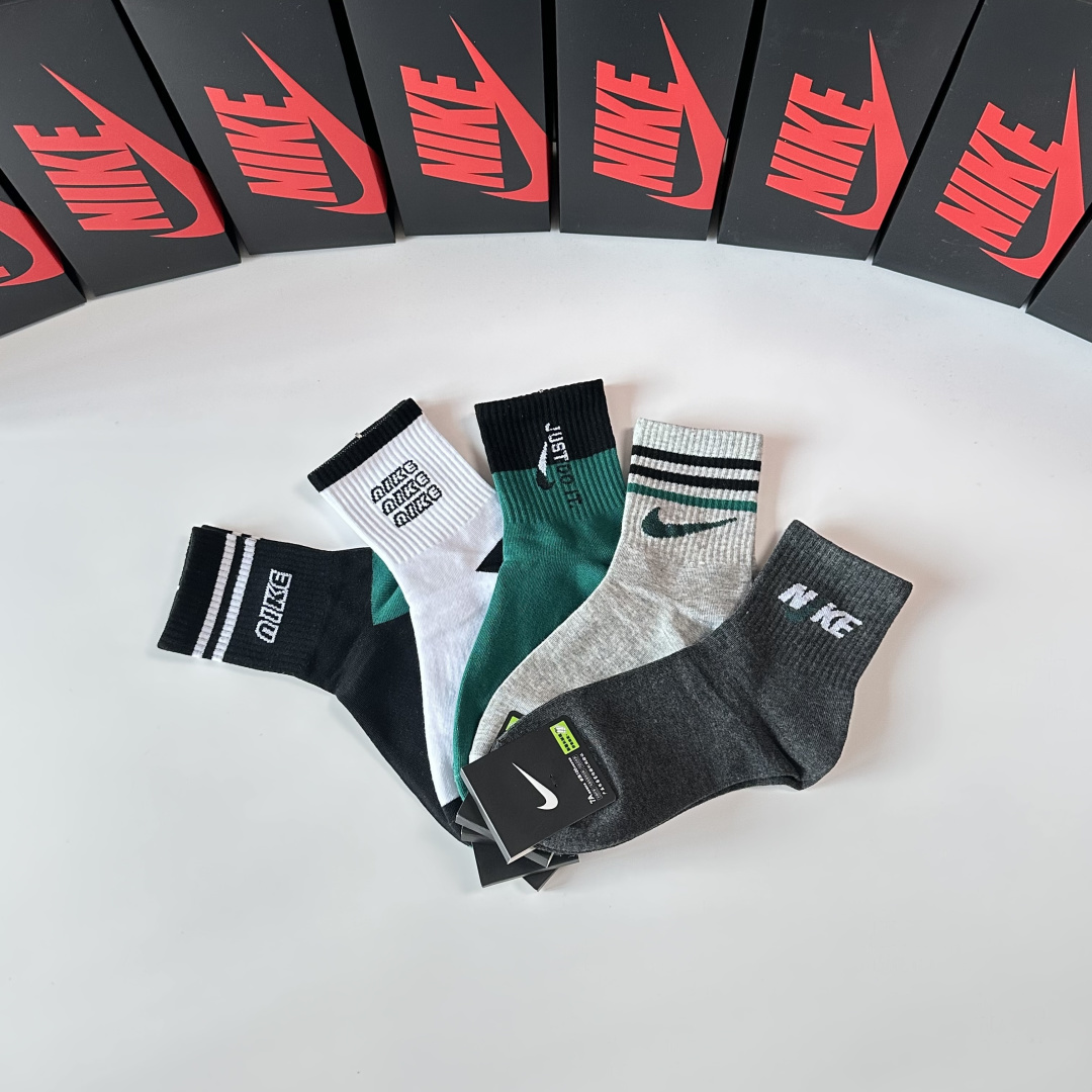 💛配专柜包装NIKE（耐克）新款中长款堆堆袜袜子！一盒五双，专柜同步筒袜袜子，大牌出街，潮人必备。超好搭