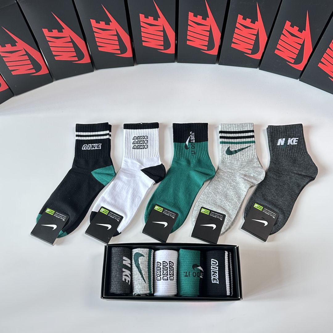 💛配专柜包装NIKE（耐克）新款中长款堆堆袜袜子！一盒五双，专柜同步筒袜袜子，大牌出街，潮人必备。超好搭