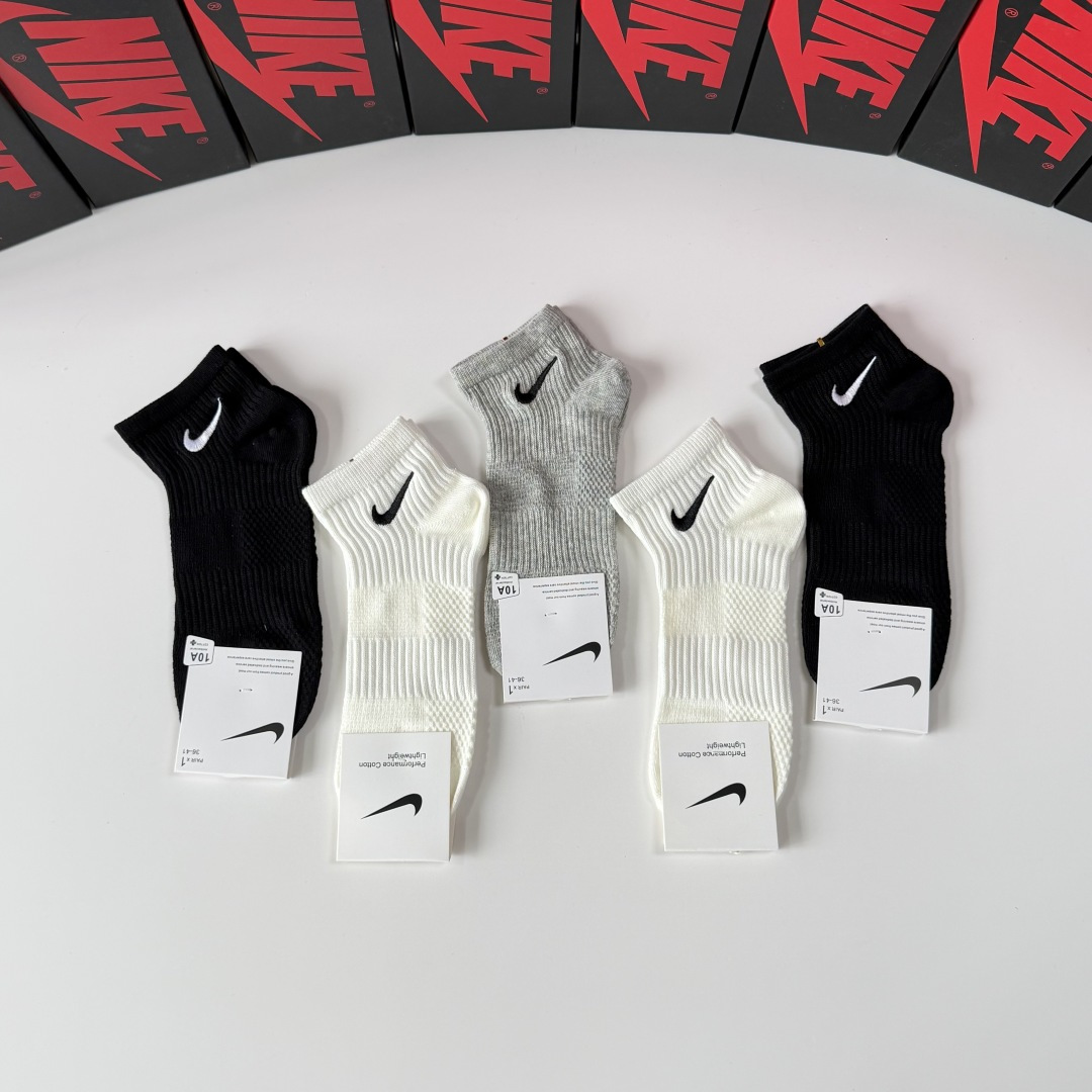 💛配专柜包装NIKE（耐克）新款刺绣中短款袜堆堆袜袜子！一盒五双，专柜同步筒袜袜子，💛大牌出街，潮人必备