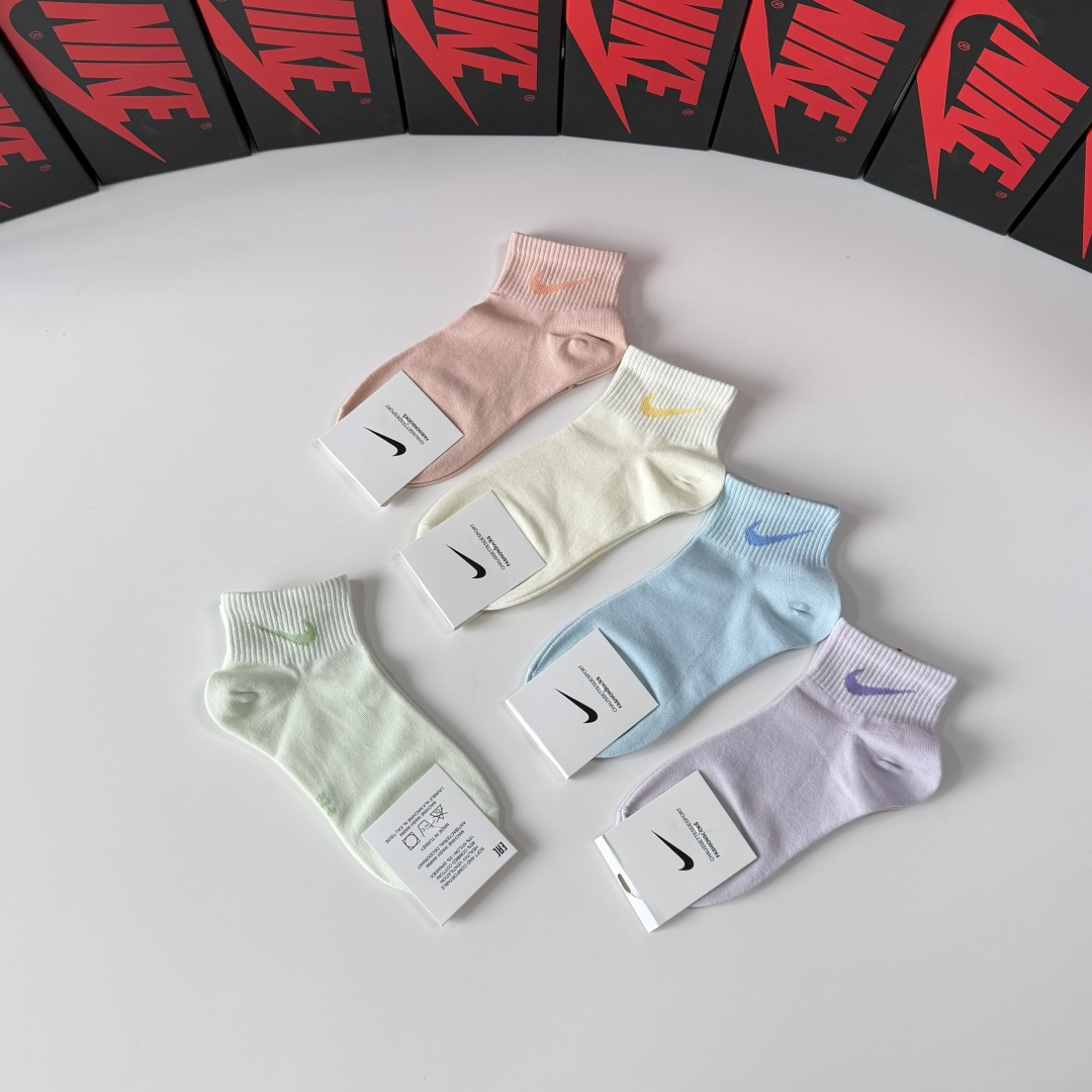 💛配专柜包装NIKE（耐克）新款中短款袜堆堆袜袜子！一盒五双，专柜同步筒袜袜子，💛大牌出街，潮人必备。超