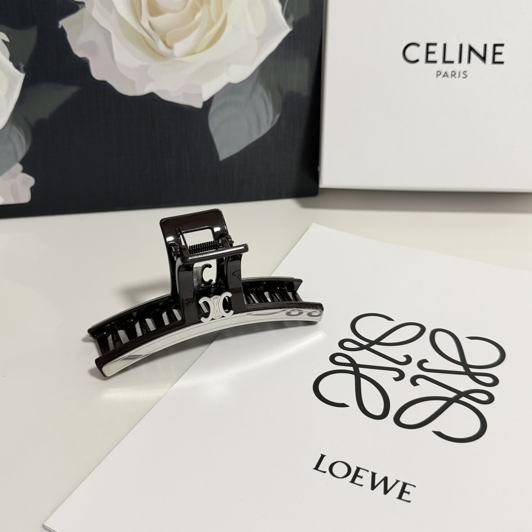 NO:852902,Special (single) with counter packaging Celine (Celine) latest clip. Elegant girl is worth buying. Very easy to match. Temperament and tasteful hair clips, hair clips, celine, celine, hairpins19860909特（单个）配专柜包装 Celine（赛琳）最新抓夹 优雅的girl值得入手 非常好搭配 气质有品位发夹,发夹,celine,celine,hairpins,accessory