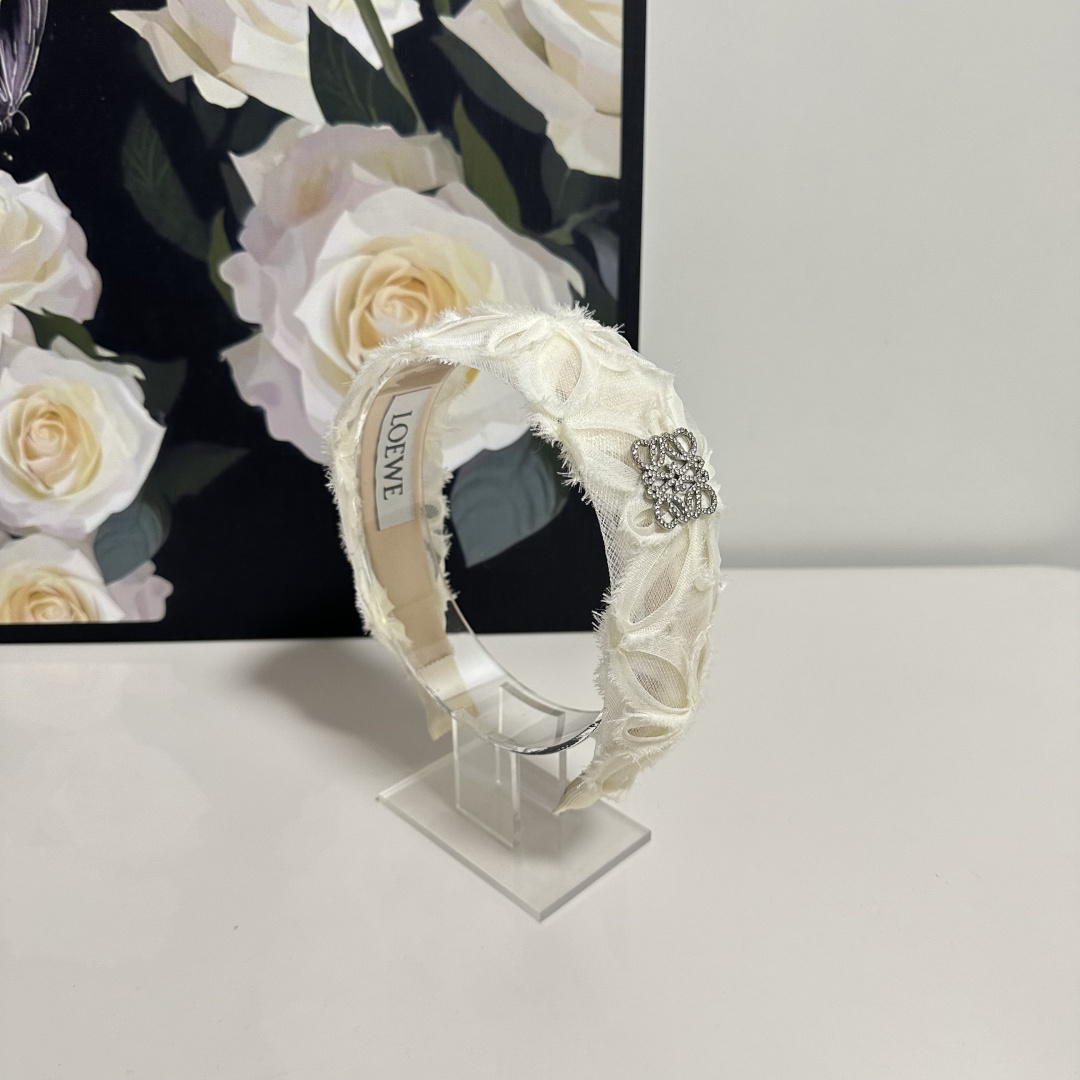 NO:852688,Specially equipped with counter packaging, LOEWE's latest hairbands, little fairies can get it now. Special material, no hair, salty or sweet ~ hairpins, hairpins, loewe, loewe, hairpins19860909特 配专柜包装 LOEWE（罗意威）最新发箍 小仙女快入手 特殊材质 不嘞头 可盐可甜～发夹,发夹,loewe,loewe,hairpins,accessory