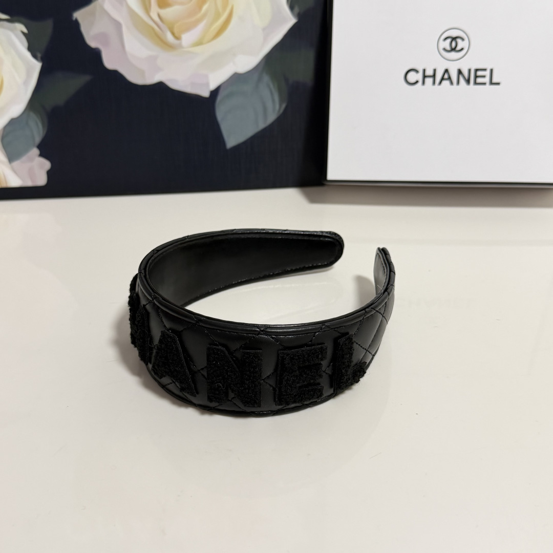 NO:852705,Specially equipped with special counter packaging. The latest official website of Chanel (Chanel). The same hairband. Little fairies can get it now. Special material. No hair. Can be salty or sweet ~ hairpins, hairpins, chanel, chanel, hairpins19860909特 配专柜包装 Chanel（香奈儿）最新官网同款发箍 小仙女快入手 特殊材质 不嘞头 可盐可甜～发夹,发夹,chanel,chanel,hairpins,accessory