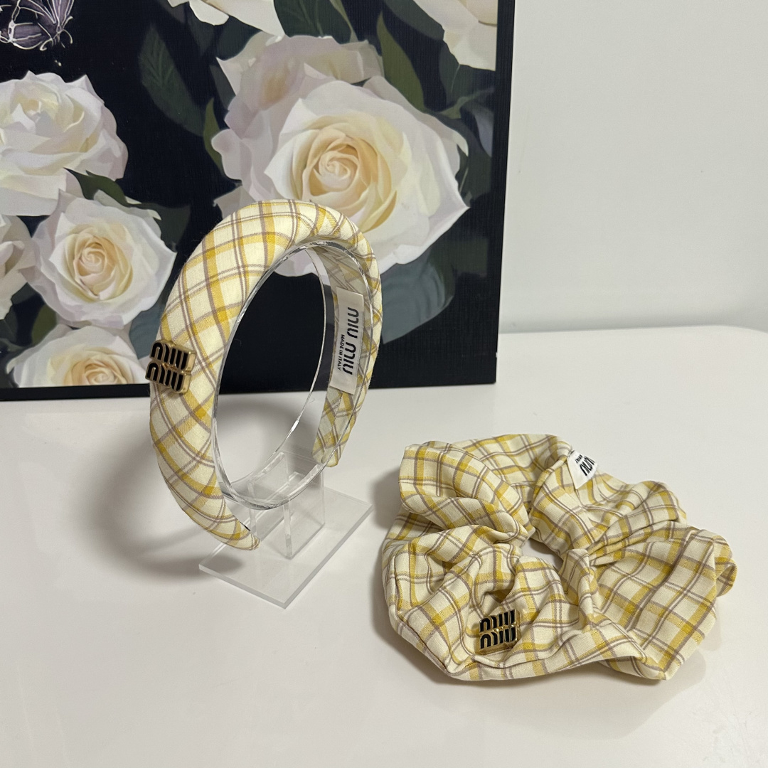 NO:852738,Special (two-piece set) with counter packaging MiuMiu (Miu Miu) latest hot style plaid two-piece headband hairband is here. Elegant girl is worth buying. Very easy to match. Temperament and taste. It is recommended to wear two together. Magical fairy hairpins, hairpins, miumiu, hairpins19860909特（两件套）配专柜包装 MiuMiu（缪缪）最新爆款来啦格子两件套发箍发圈 优雅的girl值得入手 非常好搭配 气质有品位 建议两个一齐佩戴 神奇的仙发夹,发夹,miumiu,hairpins,accessory