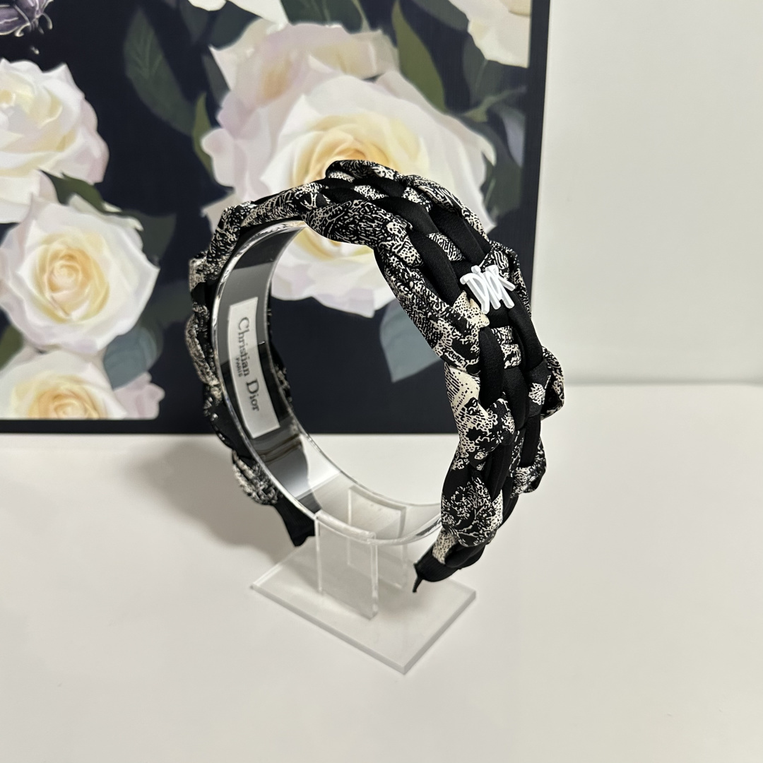 NO:852765,Specially equipped with counter packaging, DIOR's latest hairbands. Little fairies can get it now. Special materials. No hair. Can be salty or sweet ~ hairpins, hairpins, dior, dior, hairpins19860909特 配专柜包装 DIOR（迪奥）最新发箍 小仙女快入手 特殊材质 不嘞头 可盐可甜～发夹,发夹,dior,dior,hairpins,accessory