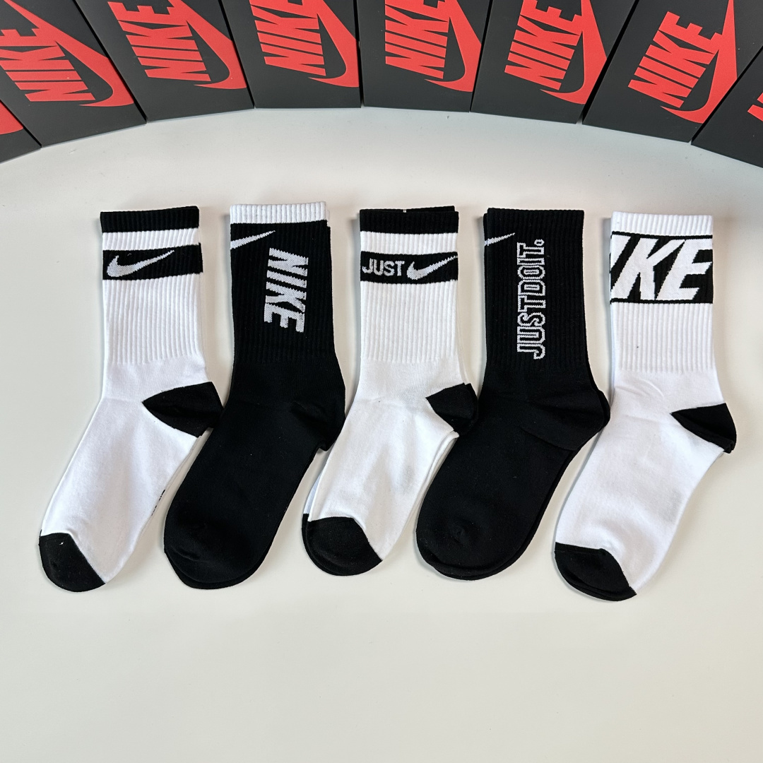 💛配包装NIKE（耐克）新款中长款堆堆袜袜子！一盒五双， 专柜同步筒款袜子，💛大牌出街，潮人必备。超好搭