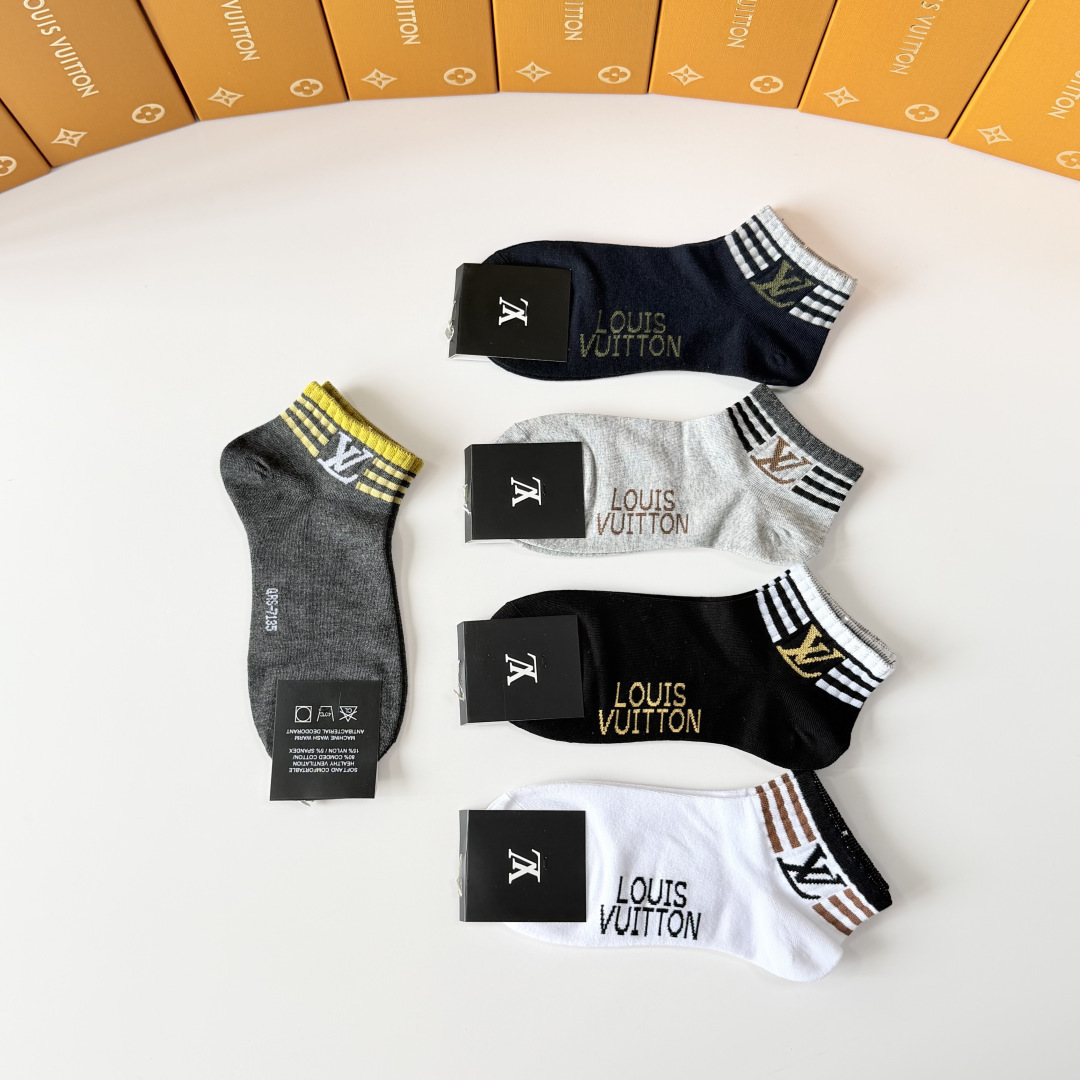 💛配专柜包装LV（路易威登）新款中短款堆堆袜袜子！一盒五双，专柜同步筒袜袜子，💛大牌出街，潮人必备。超好