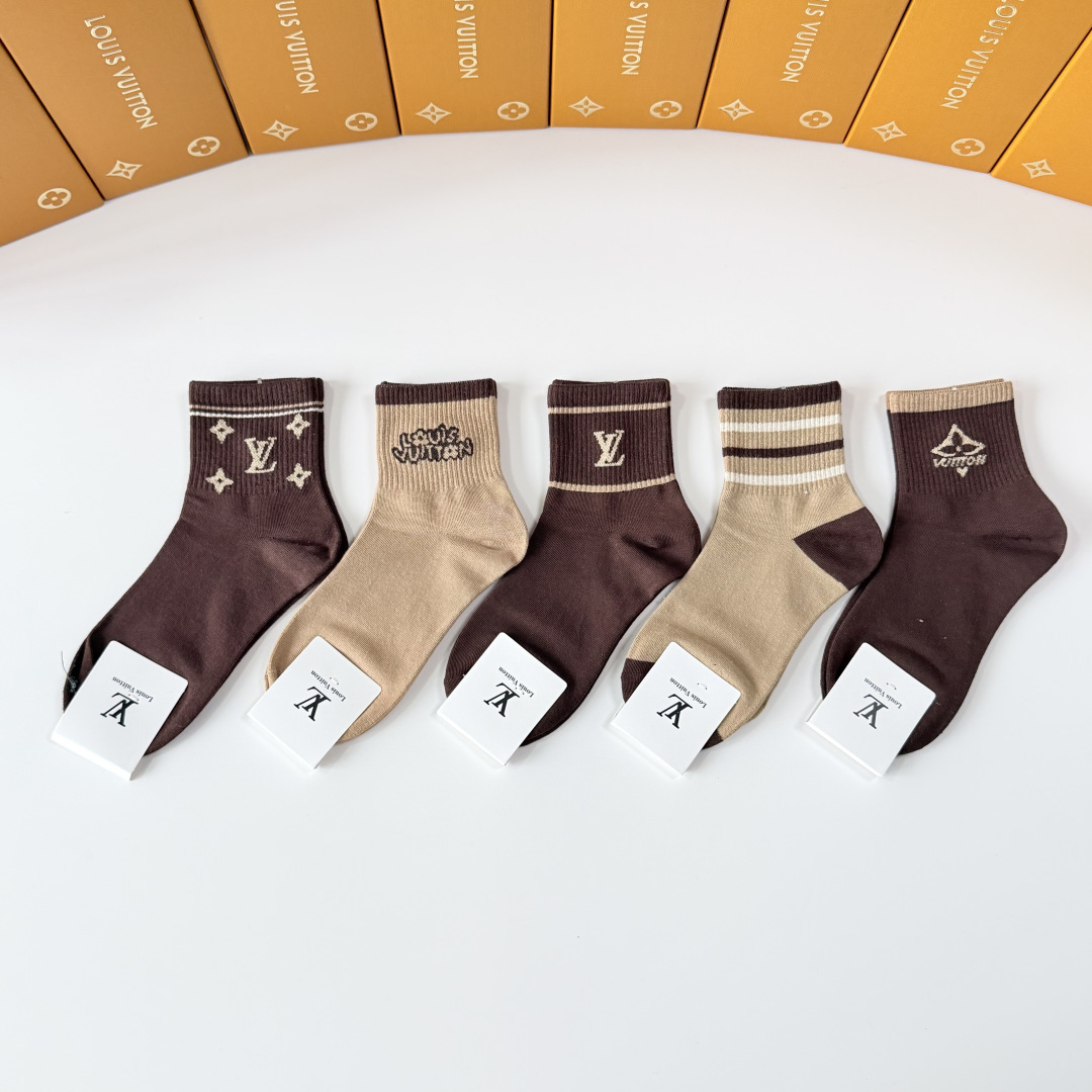 NO:850549,Specially equipped with counter packaging LV (Louis Vuitton) new mid-length tube socks!  Five pairs in a box, synchronized tube socks at the counter, big brands going out on the street, must-have socks for fashionistas, stockings, socks, louis vuitton, louis vuitton, socks19860909特 配专柜包装 LV（路易威登）新款中长筒款堆堆袜袜子！一盒五双,专柜同步筒袜袜子,大牌出街,潮人必备超好搭袜子,丝袜,袜子,louis vuitton,louis vuitton,socks,accessory