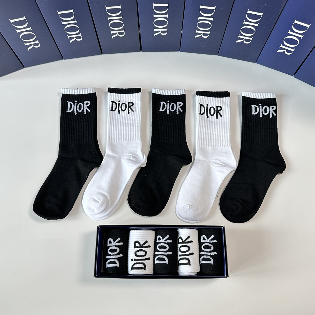 💛配专柜包装DIOR（迪奥）新款中长款堆堆袜袜子！一盒五双，专柜同步筒袜袜子，💛大牌出街，潮人必备。超好