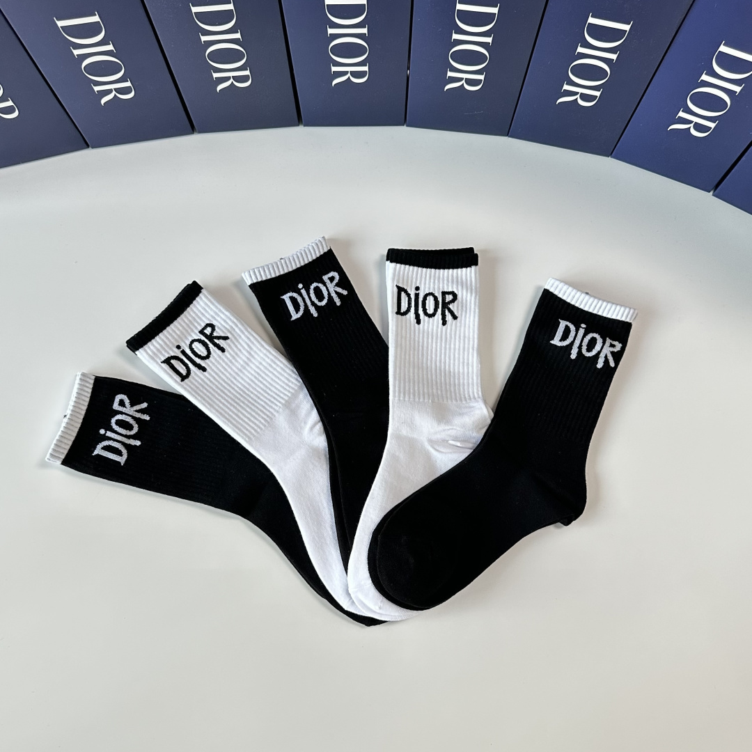 💛配专柜包装DIOR（迪奥）新款中长款堆堆袜袜子！一盒五双，专柜同步筒袜袜子，💛大牌出街，潮人必备。超好