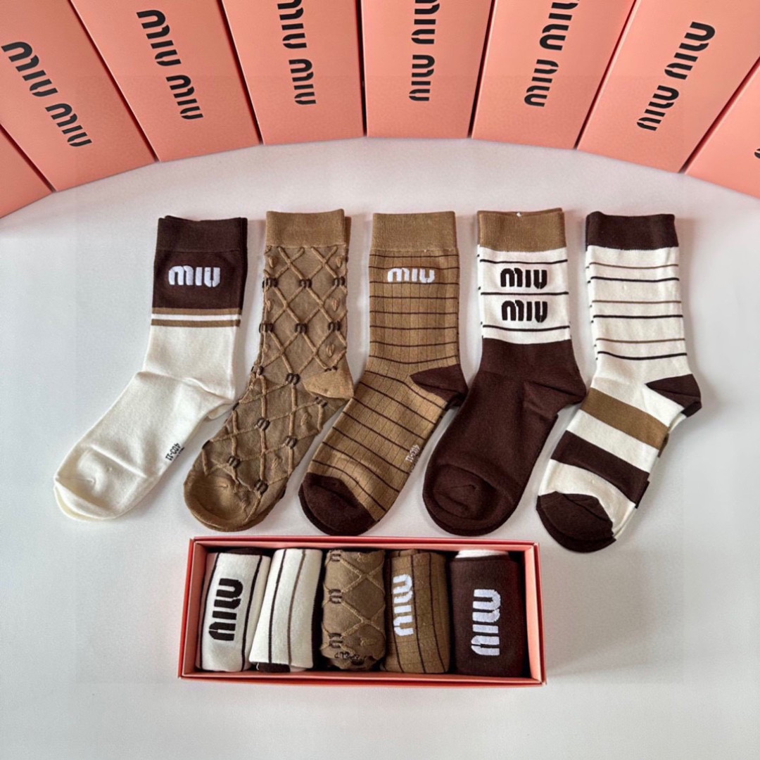 💛配专柜包装MiuMiu（缪缪）新款中长筒堆堆袜袜子！一盒五双，专柜同步筒袜袜子，💛大牌出街，潮人必备。
