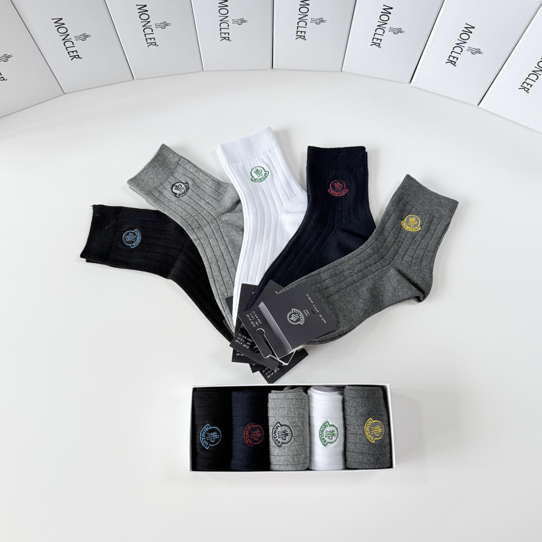 💛配包装MONCLER（蒙口）新款经典刺绣中长款堆堆袜袜子！一盒五双， 专柜同步筒袜袜子，💛大牌出街，潮