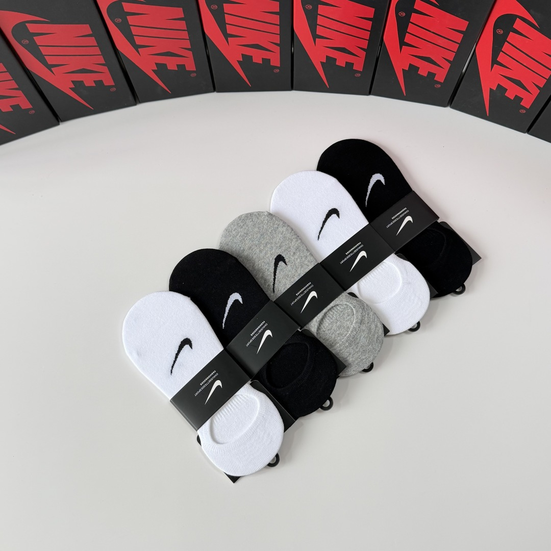 💛配包装NIKE（耐克）新款船袜隐形袜款堆堆袜袜子！一盒五双， 专柜同步筒款袜子，💛大牌出街，潮人必备。