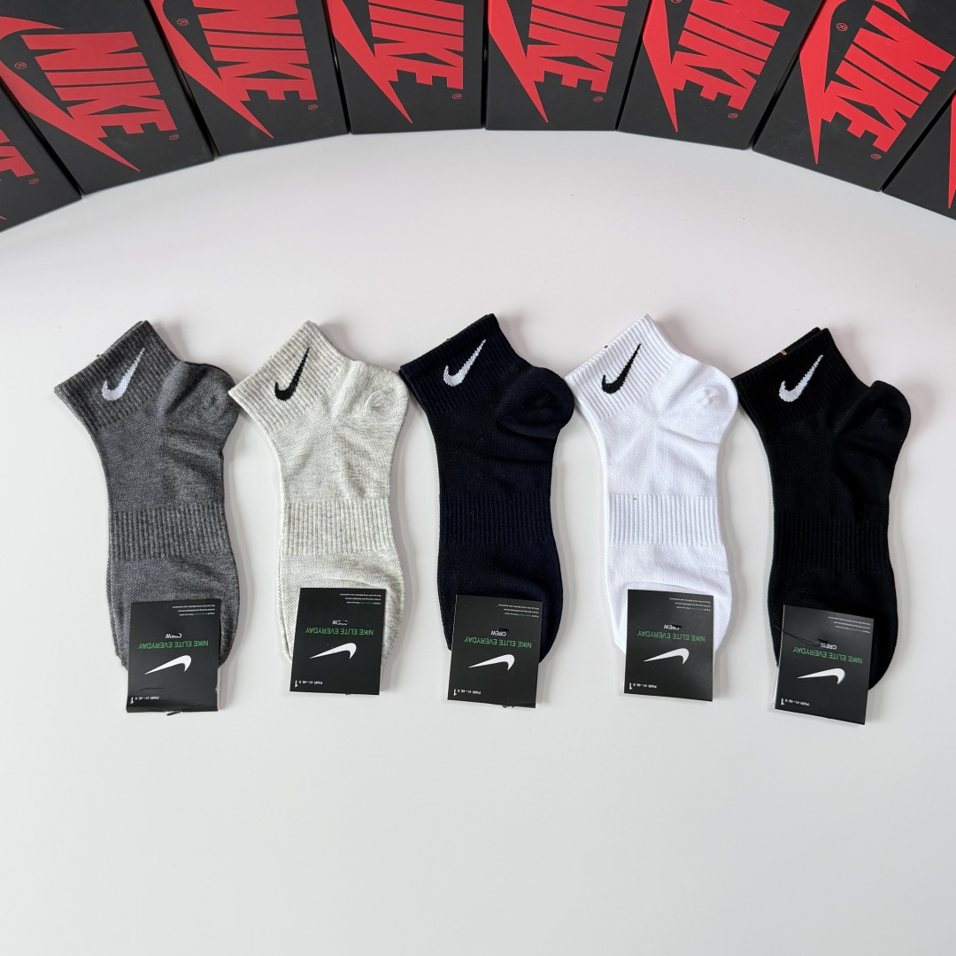 💛配包装NIKE（耐克）新款中短款堆堆袜袜子！一盒五双， 专柜同步筒款袜子，💛大牌出街，潮人必备。超好搭