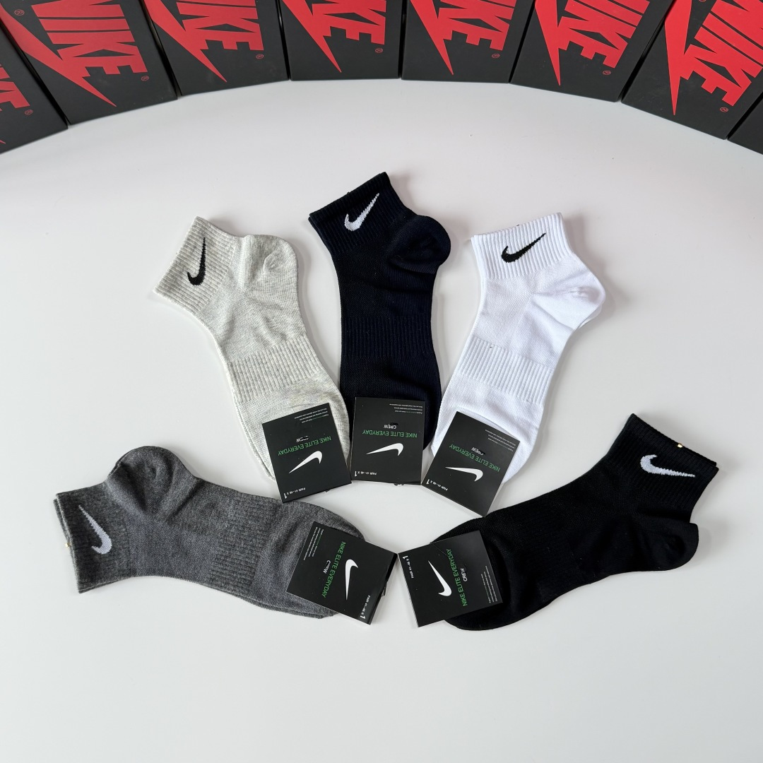 💛配包装NIKE（耐克）新款中短款堆堆袜袜子！一盒五双， 专柜同步筒款袜子，💛大牌出街，潮人必备。超好搭