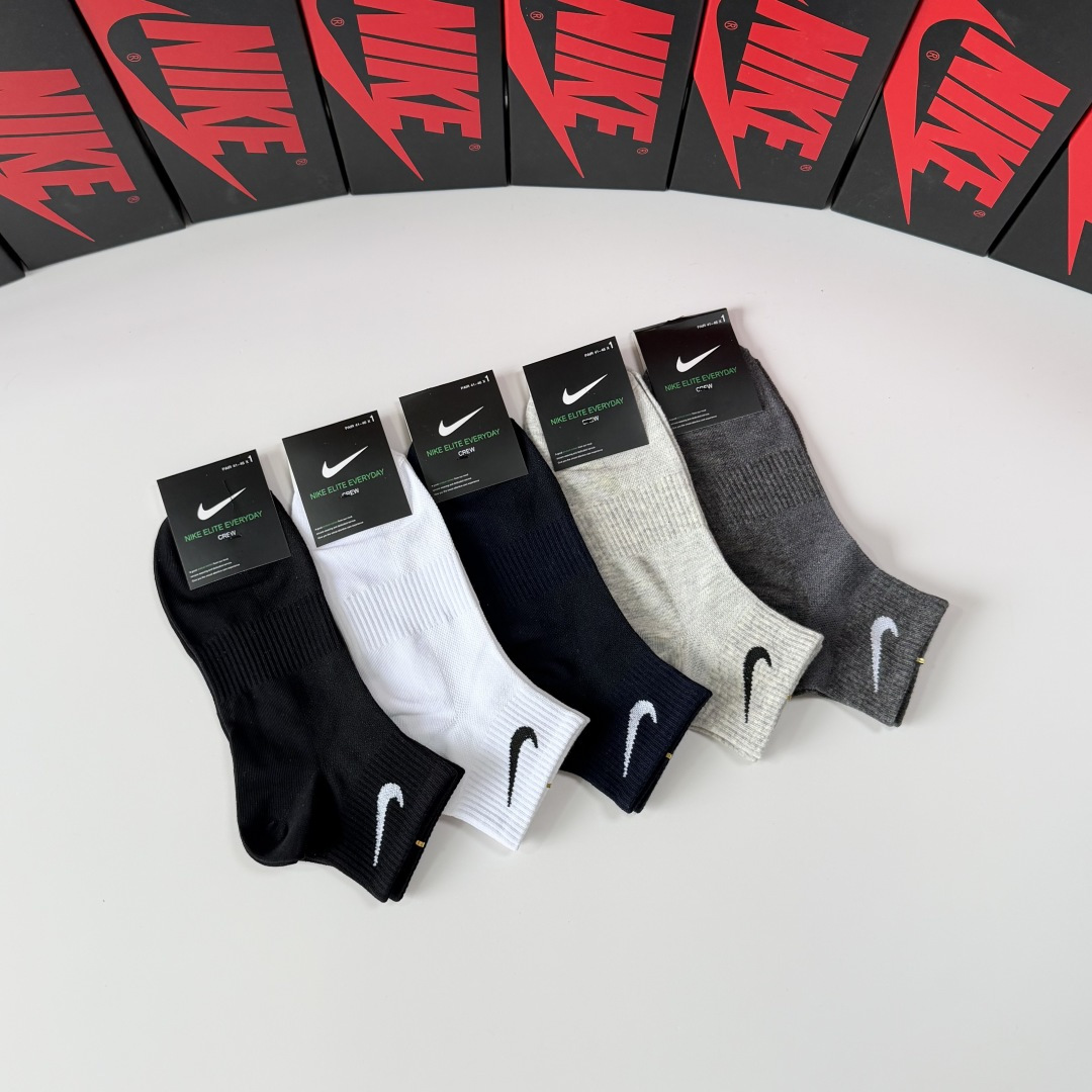 💛配包装NIKE（耐克）新款中短款堆堆袜袜子！一盒五双， 专柜同步筒款袜子，💛大牌出街，潮人必备。超好搭