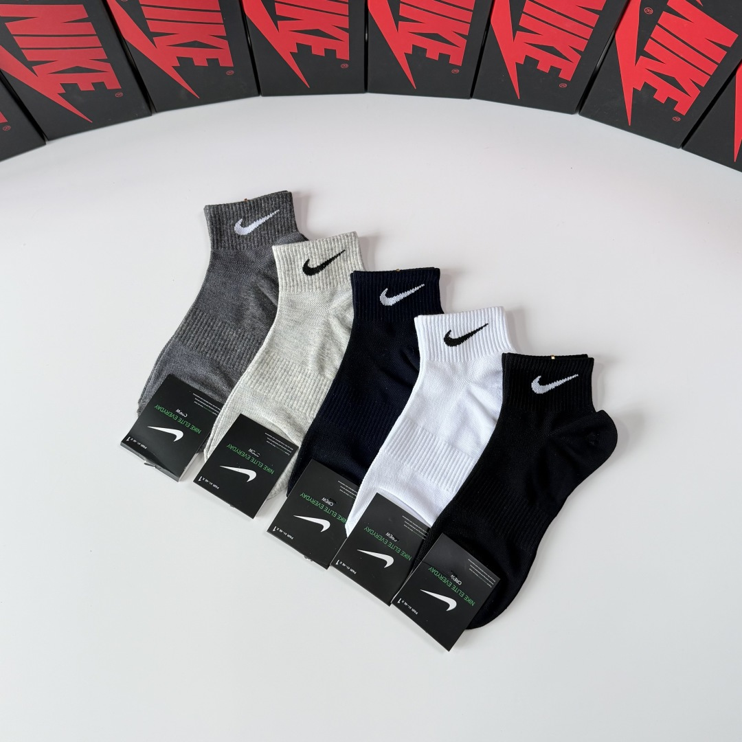💛配包装NIKE（耐克）新款中短款堆堆袜袜子！一盒五双， 专柜同步筒款袜子，💛大牌出街，潮人必备。超好搭