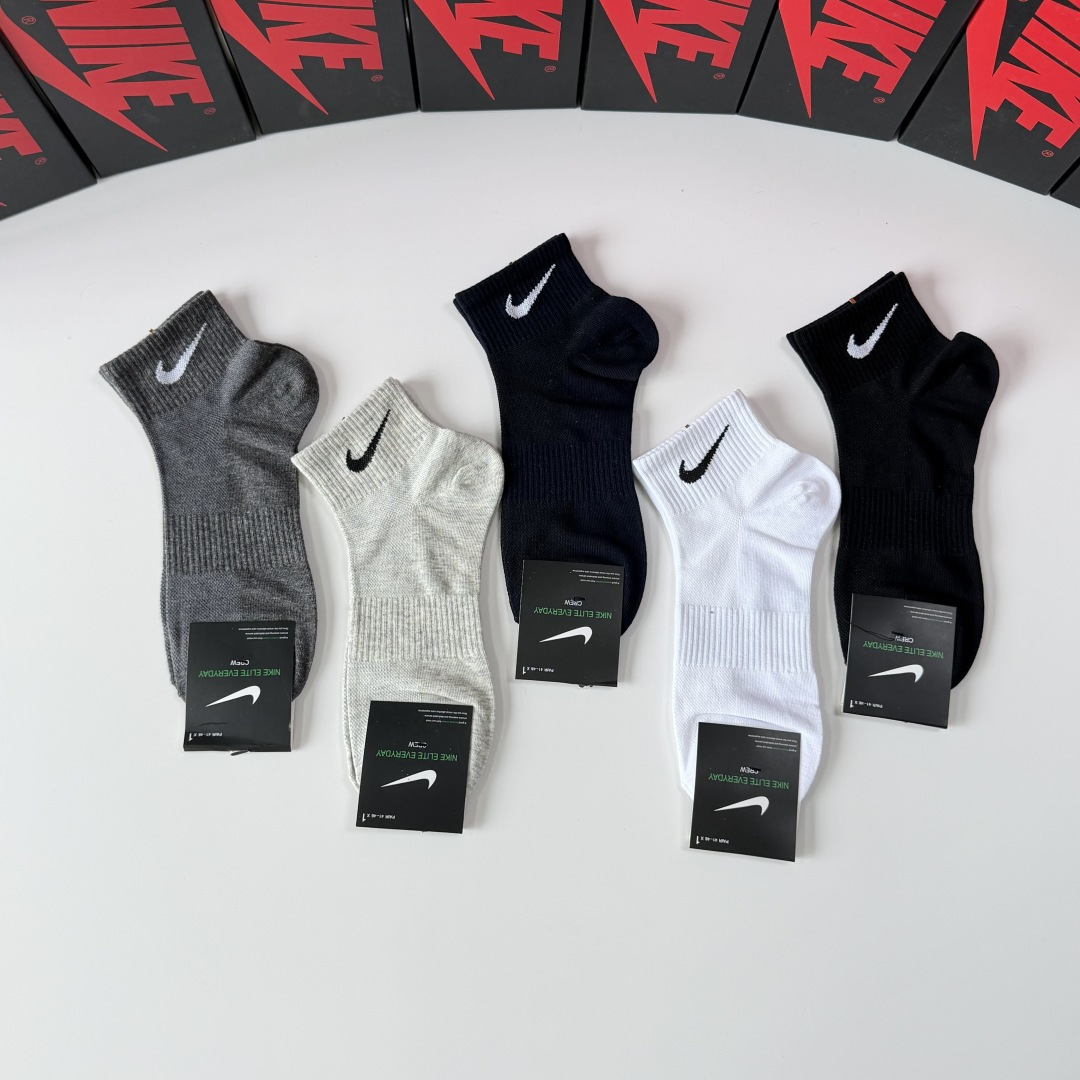 💛配包装NIKE（耐克）新款中短款堆堆袜袜子！一盒五双， 专柜同步筒款袜子，💛大牌出街，潮人必备。超好搭