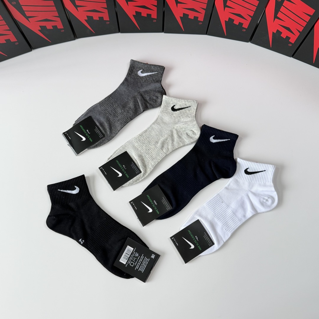 💛配包装NIKE（耐克）新款中短款堆堆袜袜子！一盒五双， 专柜同步筒款袜子，💛大牌出街，潮人必备。超好搭
