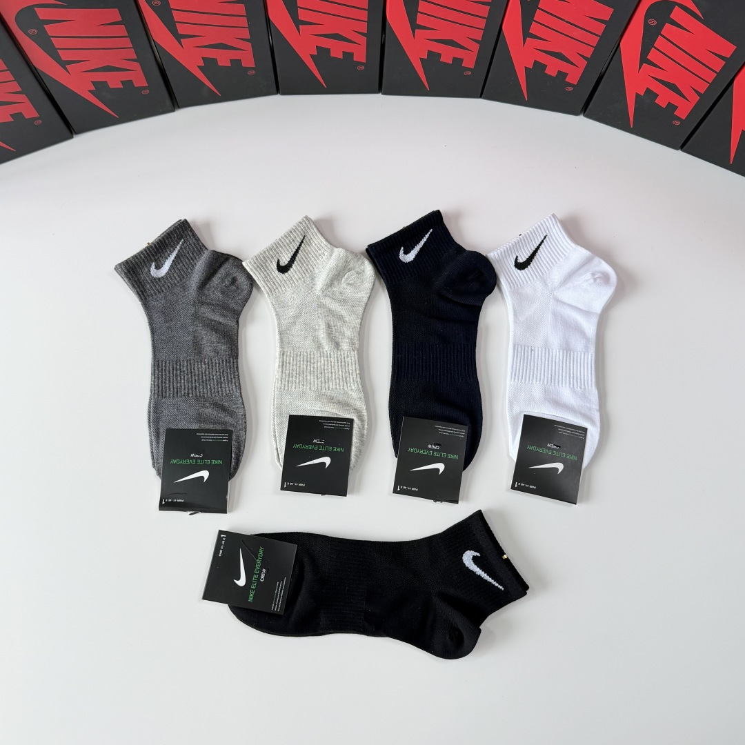💛配包装NIKE（耐克）新款中短款堆堆袜袜子！一盒五双， 专柜同步筒款袜子，💛大牌出街，潮人必备。超好搭