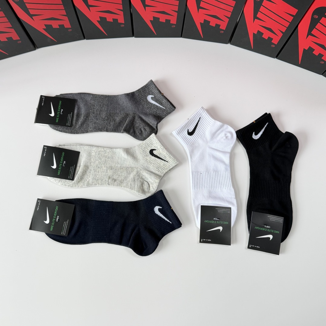 💛配包装NIKE（耐克）新款中短款堆堆袜袜子！一盒五双， 专柜同步筒款袜子，💛大牌出街，潮人必备。超好搭