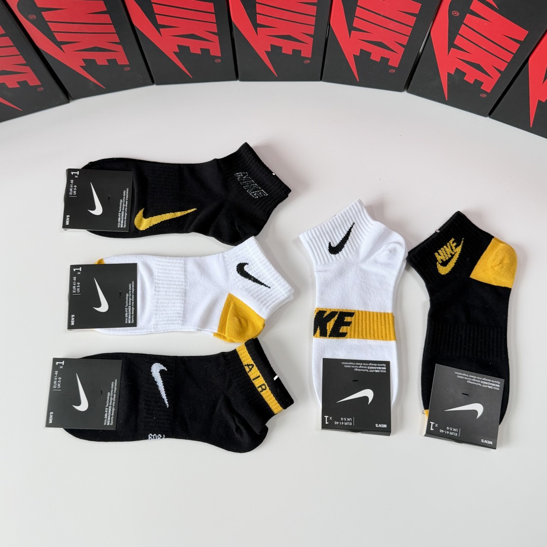 💛配包装NIKE（耐克）新款中短款堆堆袜袜子！一盒五双， 专柜同步筒款袜子，💛大牌出街，潮人必备。超好搭