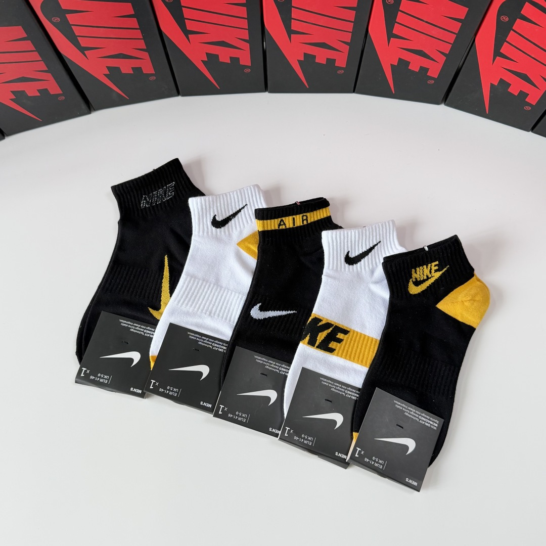 💛配包装NIKE（耐克）新款中短款堆堆袜袜子！一盒五双， 专柜同步筒款袜子，💛大牌出街，潮人必备。超好搭
