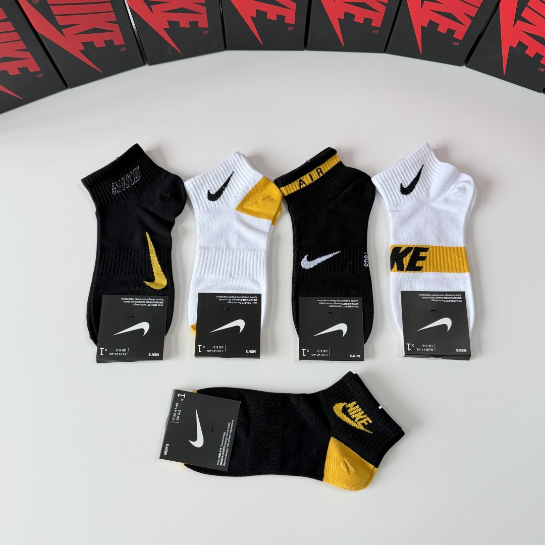 💛配包装NIKE（耐克）新款中短款堆堆袜袜子！一盒五双， 专柜同步筒款袜子，💛大牌出街，潮人必备。超好搭