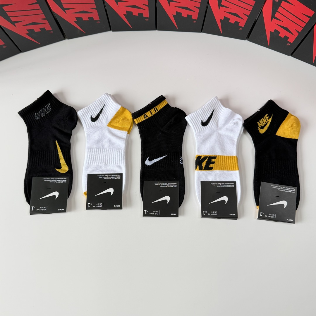 💛配包装NIKE（耐克）新款中短款堆堆袜袜子！一盒五双， 专柜同步筒款袜子，💛大牌出街，潮人必备。超好搭