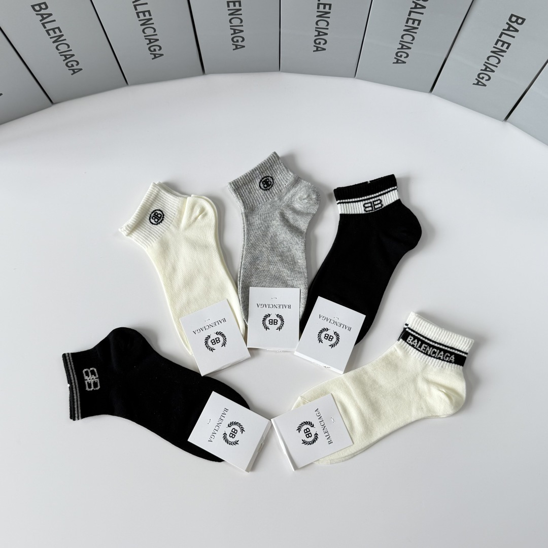 💛配包装Balenciaga（巴黎世家）新款中短款堆堆袜袜子！一盒五双， 专柜同步筒款袜子，💛大牌出街，