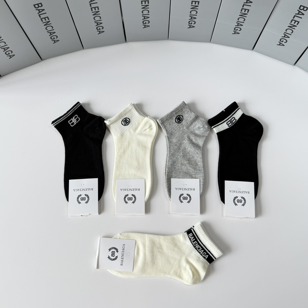 💛配包装Balenciaga（巴黎世家）新款中短款堆堆袜袜子！一盒五双， 专柜同步筒款袜子，💛大牌出街，