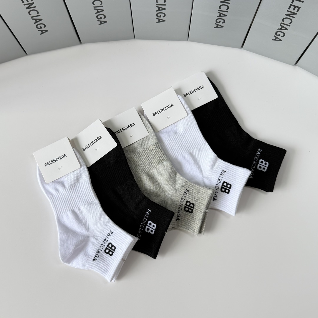 💛配包装Balenciaga（巴黎世家）新款中短款堆堆袜袜子！一盒五双， 专柜同步筒款袜子，💛大牌出街，