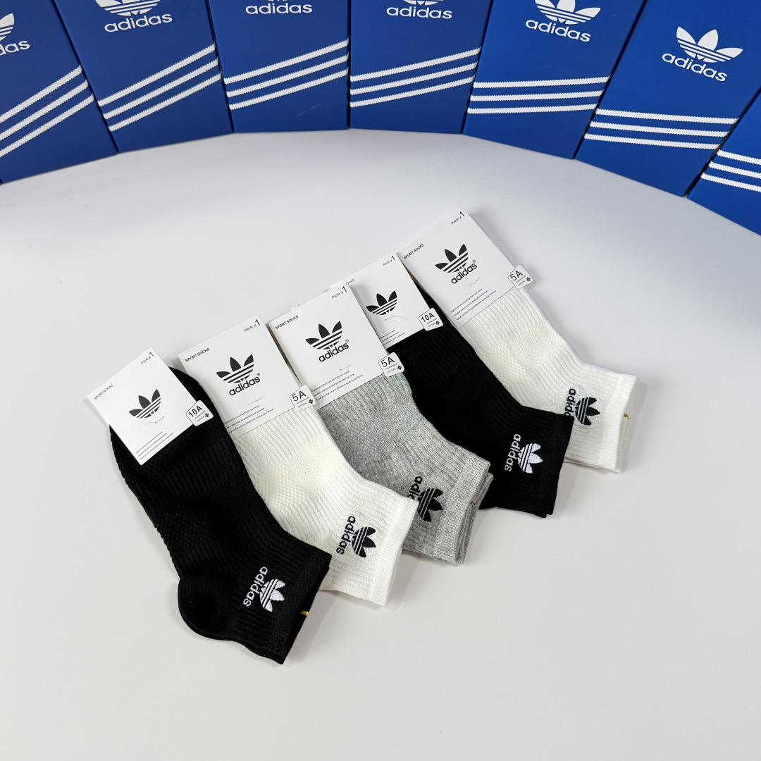 💛配包装Adidas（阿迪）新款经典刺绣中短款堆堆袜袜子！一盒五双， 专柜同步筒袜袜子，💛大牌出街，潮人
