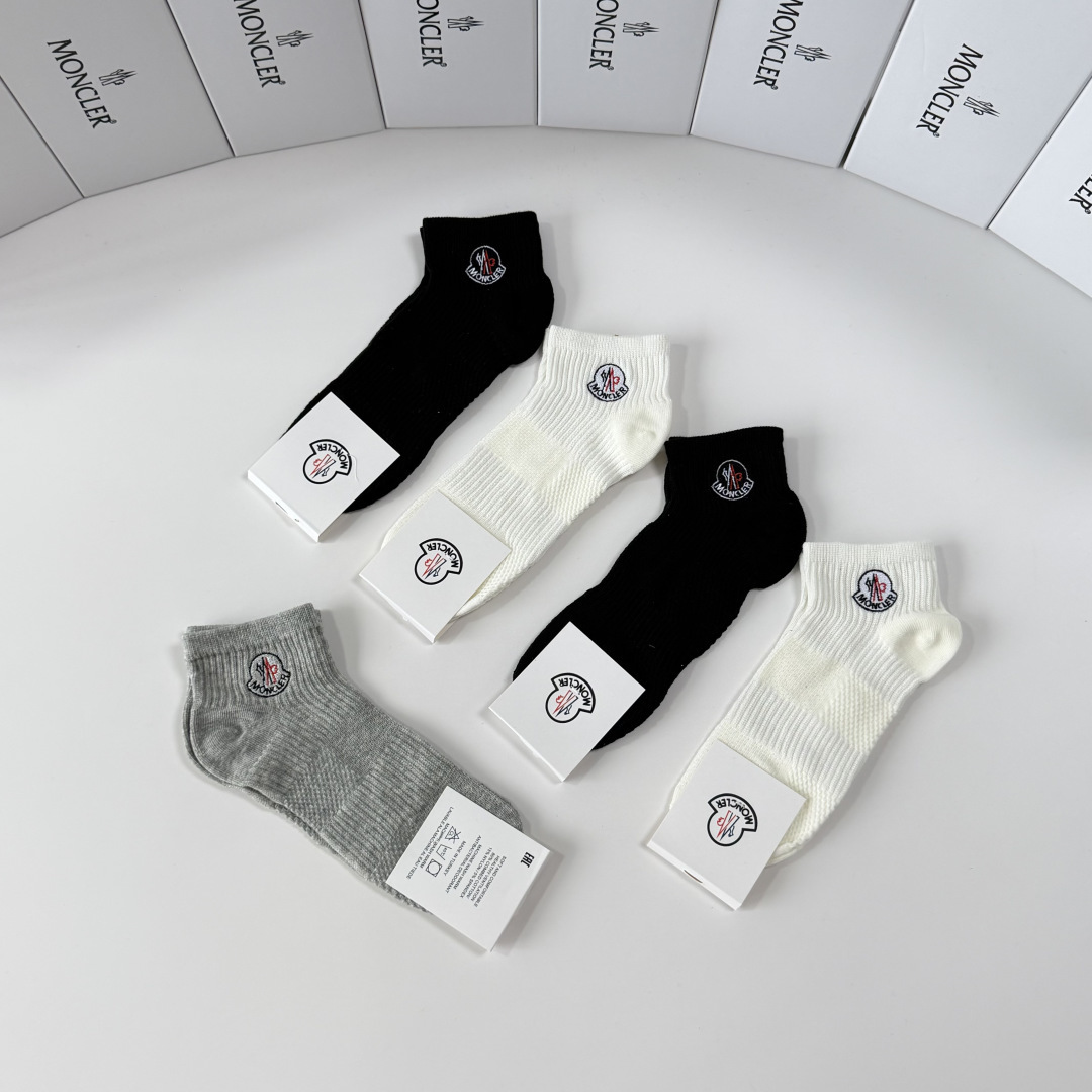 💛配包装MONCLER（蒙口）新款经典刺绣中短款堆堆袜袜子！一盒五双， 专柜同步筒袜袜子，💛大牌出街，潮