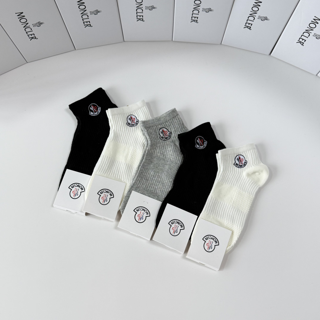 💛配包装MONCLER（蒙口）新款经典刺绣中短款堆堆袜袜子！一盒五双， 专柜同步筒袜袜子，💛大牌出街，潮