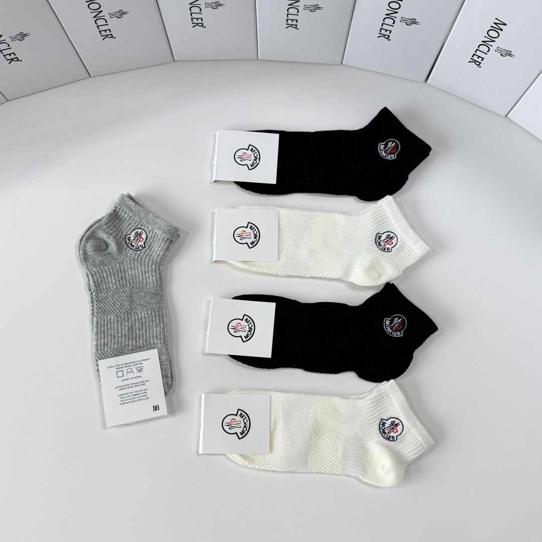 💛配包装MONCLER（蒙口）新款经典刺绣中短款堆堆袜袜子！一盒五双， 专柜同步筒袜袜子，💛大牌出街，潮